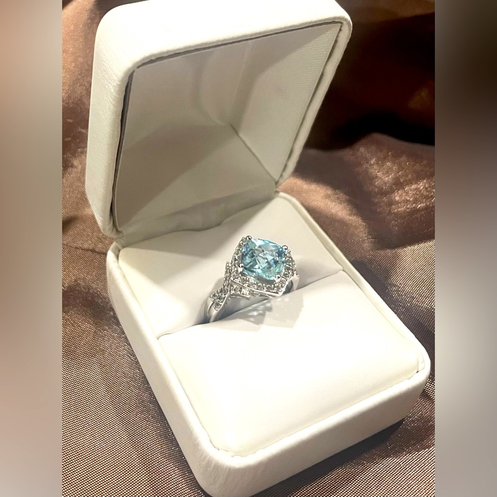 NIB Stunning  4.11ct Blue topaz Ring